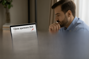iznajmljivač analizira cijene apartmana 2026 na laptopu uz bilježnicu